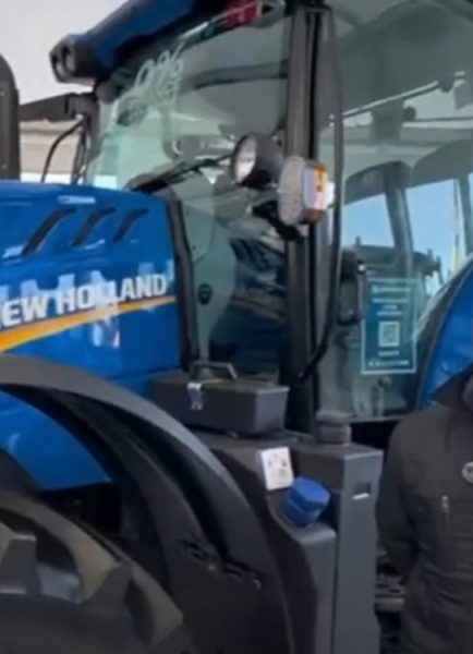 Ken talks to Phill Brooks from New Holland tractors