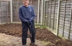 “Thin slivers” says Ken on demonstrating how to dig