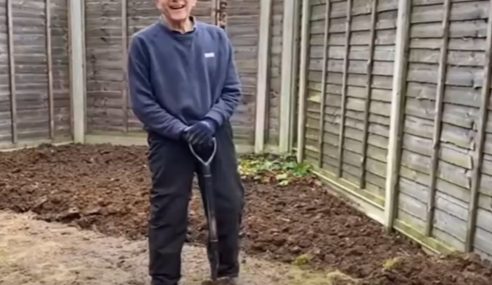 “Thin slivers” says Ken on demonstrating how to dig