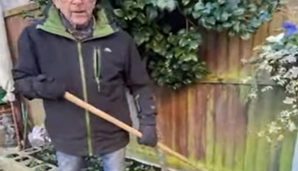 Ken makes use of Bulldog’s Premier long handled divot fork