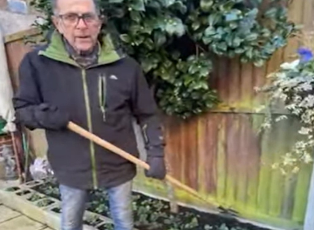 Ken makes use of Bulldog’s Premier long handled divot fork